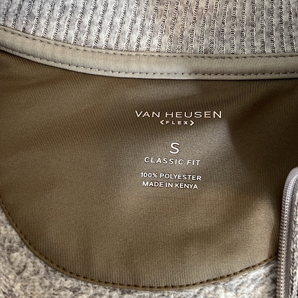 Van Heusen small classic fit - Picture 2 of 3